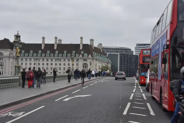 Londra 'da otobüsteki insanlar