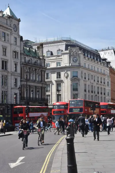 Londra 'da, İngiltere' de, Birleşik Krallık 'ta insanlarla sokak sahnesi