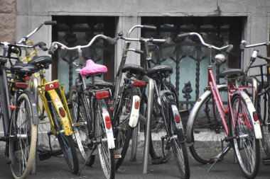 Şehirde bisikletler var.