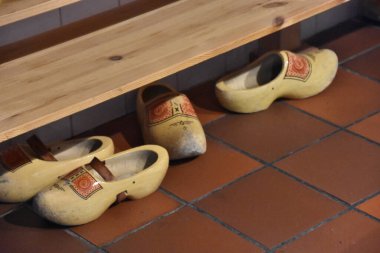 Mağazadaki rafta duran ayakkabılar..