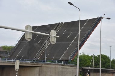 Bir köprünün görüntüsü