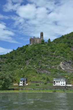 İsrail 'in en kalabalık eyaletinin başkentindeki nehrin manzarası.