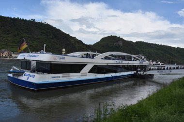 Almanya 'da Ren nehrinde bir yolcu gemisi.