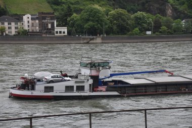 Ren Vadisi 'ndeki Ren Nehri' nde bir yolcu gemisi. İsviçre.