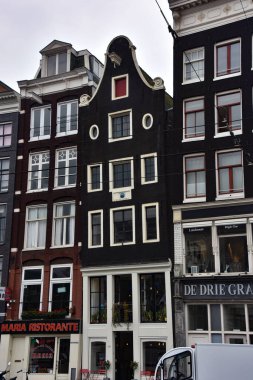 Amsterdam, Hollanda - 12 Ağustos, 2017: Hollanda 'nın başkenti Amsterdam' daki eski binanın manzarası