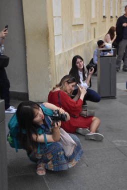 Moskova - Haziran 26, 20 0 17: Moskova meydanında turistler