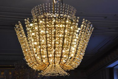 İç kısımda avize var.