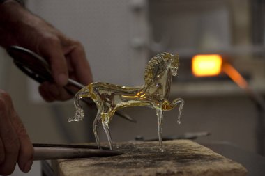 Fabrikada bir bardak su.