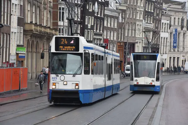 Amsterdam, Hollanda - Mayıs 312022: Amsterdam 'da modern bir tramvay