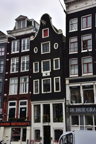 Amsterdam, Hollanda - 12 Ağustos, 2017: Hollanda 'nın başkenti Amsterdam' daki eski binanın manzarası