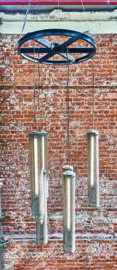 Duvarda asılı duran eski sokak lambası