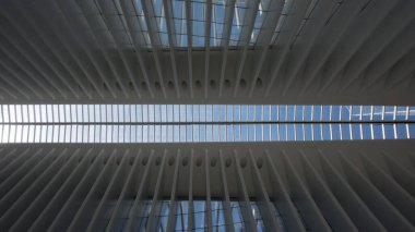 Modern binanın içi.