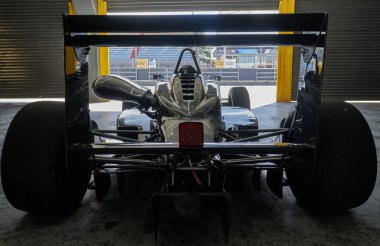 Siyah tekerli bir arabanın dikey fotoğrafı.