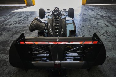 Araba arka arkaya park edilmiş.