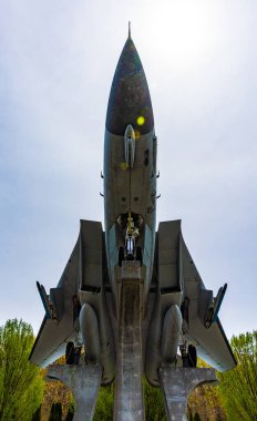 Askeri roket, terk edilmiş eski bir askerin önünde.