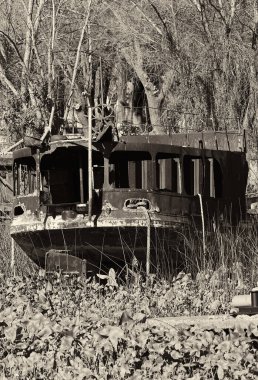 Nehrin kıyısındaki terk edilmiş eski gemi.