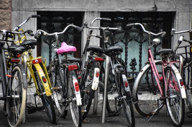 Şehirde bisikletler var.