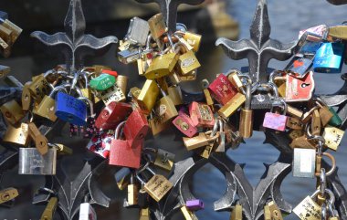 Sevgi Köprüsü'nde asma kilitler