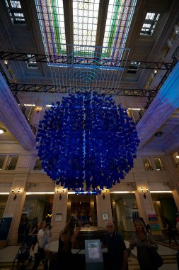                                Mavi lamba postanede.