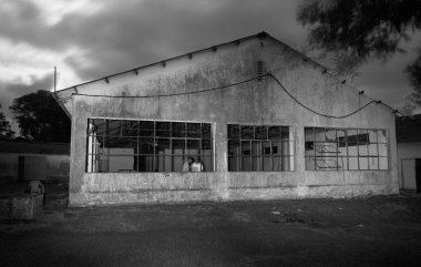 Kolonide mezarlık haçı