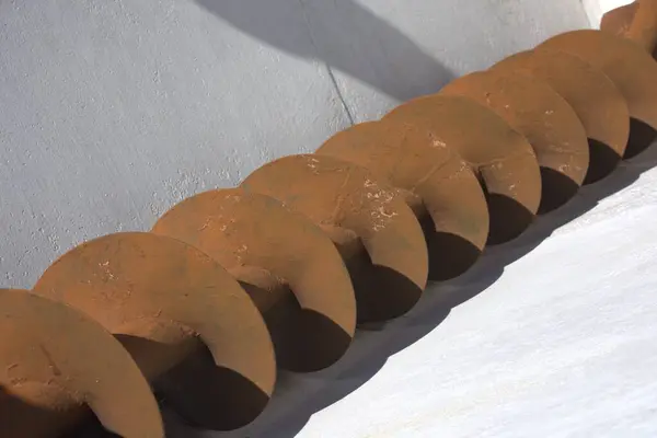 Beyaz arka planda eski metal kapı kolu
