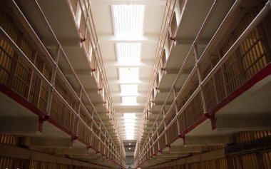 Modern bir binanın içinde.