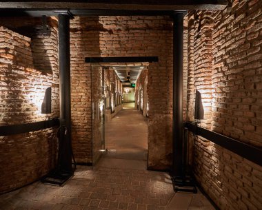 Şehirdeki eski ahşap ev.