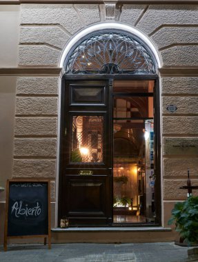 Kahverengi gözlü kahverengi atın dikey görüntüsü.