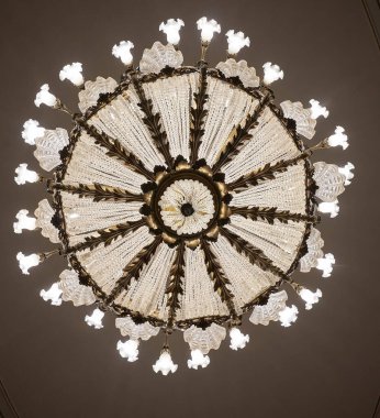 Binanın arka planında paslı metal bir boru var.