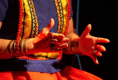 Geleneksel bir festivalde Hintli dansçı