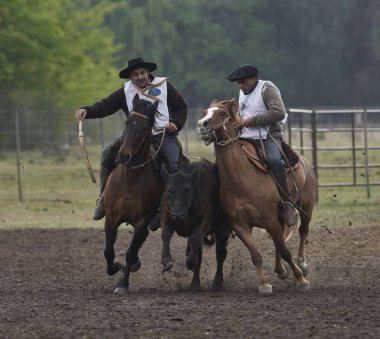 Buenos Aires, Arjantin: Salamanca çiftliğinde Gaucho binicilik ve binicilik becerileri gösterisi: 07 / 07.2022
