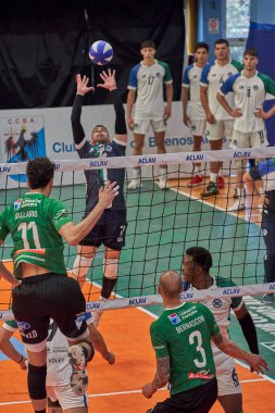 Buenos Aires Arjantin: 02 / 07 / 2022: Buenos Aires şehir kulübünde düzenlenen Metropolitan voleybol turnuvası