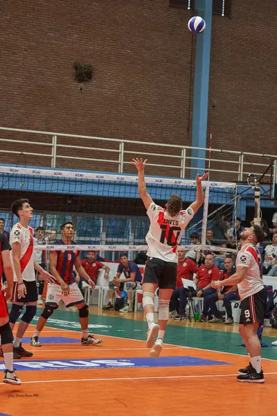 Buenos Aires Arjantin: 02 / 07 / 2022: Buenos Aires şehir kulübünde düzenlenen Metropolitan voleybol turnuvası