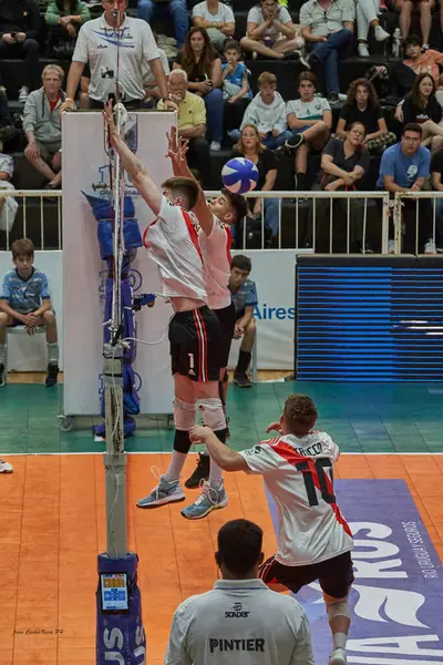 Buenos Aires Arjantin: 02 / 07 / 2022: Buenos Aires şehir kulübünde düzenlenen Metropolitan voleybol turnuvası