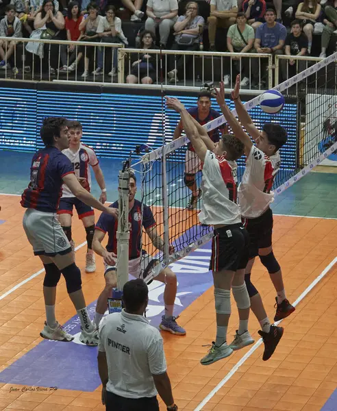 Buenos Aires Arjantin: 02 / 07 / 2022: Buenos Aires şehir kulübünde düzenlenen Metropolitan voleybol turnuvası