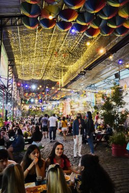 Mutlu Kalabalıklar ve Neşeli Işıklar ile Renkli Gece Pazarı