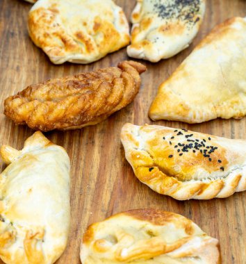 Yakın plan - ev yapımı susamlı poğaça ve et