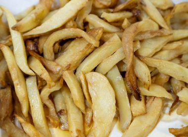 Beyaz tabakta kızarmış patates..