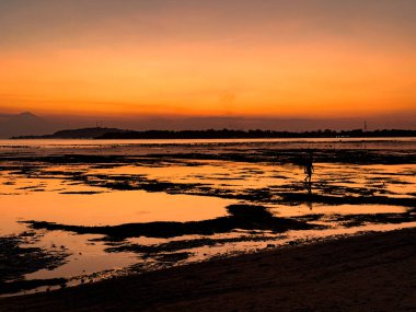 Gili Havayolları, ada, Endonezya. İnsansız hava aracı görüntüleri 4K, yukarıdan görüntü, adadan gün batımı