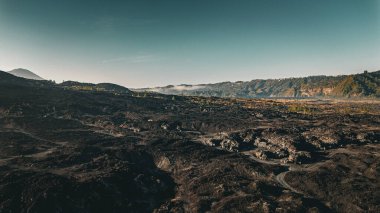 Dağlarda, Bali 'de, Endonezya' da güzel bir gün doğumu. Bali, Volkan, Batur Dağı. Endonezya 'da. 4x4 Trip, Dağlar. 4k drone görüntüsü