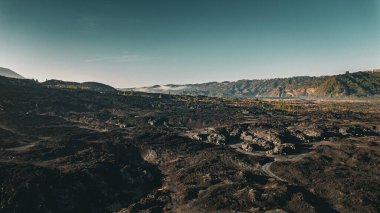 Dağlarda, Bali 'de, Endonezya' da güzel bir gün doğumu. Bali, Volkan, Batur Dağı. Endonezya 'da. 4x4 Trip, Dağlar. 4k drone görüntüsü