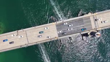 Mosman, Sydney, NSW, Avustralya 'nın nefes kesici hava manzarası. Kıyı güzelliği ve marina hayatı çarpıcı 4K insansız hava aracı görüntülerinde yakalandı. Tükürük Köprüsü yukarıdan görünüyor.