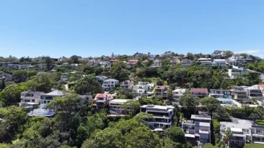 Mosman, Sydney, NSW, Avustralya 'nın nefes kesici hava manzarası. Kıyı güzelliği ve marina hayatı çarpıcı 4K insansız hava aracı görüntülerinde yakalandı..