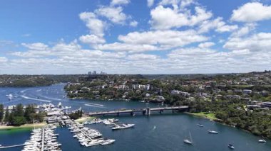 Mosman, Sydney, NSW, Avustralya 'nın nefes kesici hava manzarası. Kıyı güzelliği ve marina hayatı çarpıcı 4K insansız hava aracı görüntülerinde yakalandı. Tükürük Köprüsü yukarıdan görünüyor.