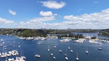 Mosman, Sydney, NSW, Avustralya 'nın nefes kesici hava manzarası. Kıyı güzelliği ve marina hayatı çarpıcı 4K insansız hava aracı görüntülerinde yakalandı.. 