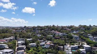Mosman, Sydney, NSW, Avustralya 'nın nefes kesici hava manzarası. Kıyı güzelliği ve marina hayatı çarpıcı 4K insansız hava aracı görüntülerinde yakalandı..