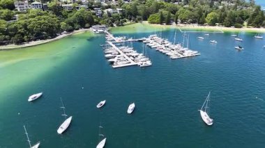 Mosman, Sydney, NSW, Avustralya 'nın nefes kesici hava manzarası. Kıyı güzelliği ve marina hayatı çarpıcı 4K insansız hava aracı görüntülerinde yakalandı.. 