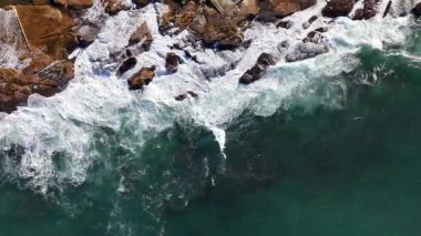 Okyanus manzaralı Sydney banliyöleri, Dee Why, Northern Beaches, NSW, Avustralya. Dalgalar, su.