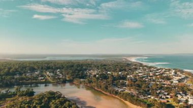 Berrara, Jervis Bay, NSW, Avustralya 'nın nefes kesici 4K video görüntüleri. El değmemiş plajlar, okyanus manzarası, bereketli kıyı ormanları.
