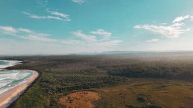 Berrara, Jervis Bay, NSW, Avustralya 'nın nefes kesici 4K video görüntüleri. El değmemiş plajlar, okyanus manzarası, bereketli kıyı ormanları.